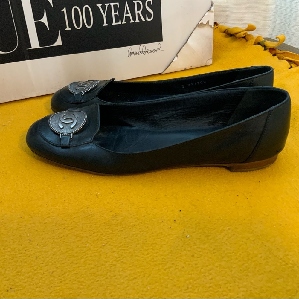 Pair of original Chanel black leather flats with Medallion CC logo size 41 - Picture 4 of 7